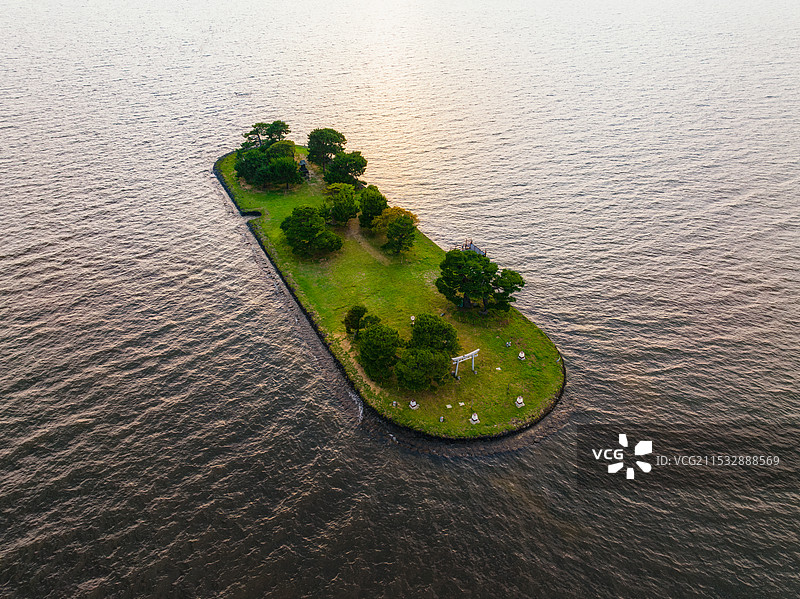 霓虹国，日本本州，中国地区，岛根松江，真嗣湖，新嗣湖，宍道湖しんじこ，嫁ヶ岛，夏季，晚霞，航拍，鸟瞰图片素材