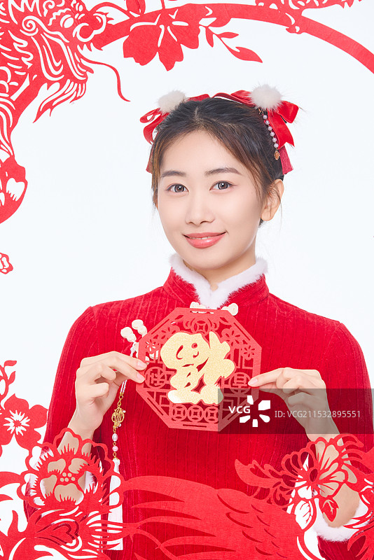 穿中国传统服饰旗袍女子恭贺新年图片素材