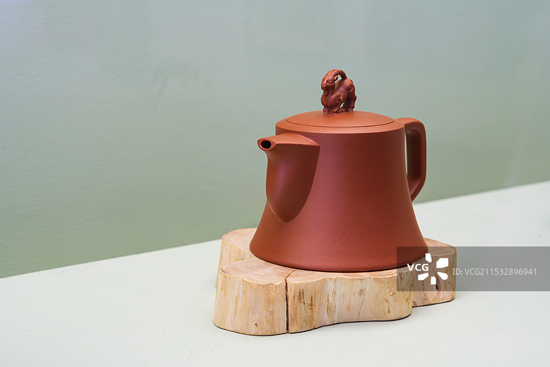 博物馆里的陶瓷餐具茶壶图片素材