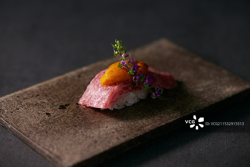 黑盘子上的一块寿司图片素材