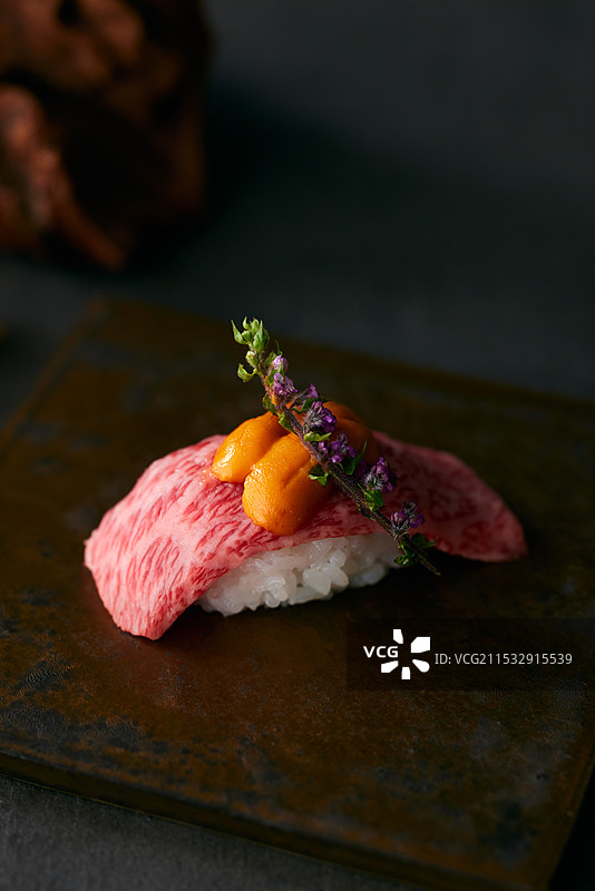 一块顶部有装饰的寿司图片素材