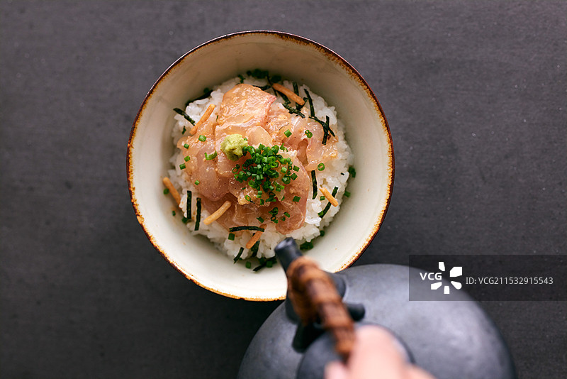 生鱼片和蔬菜的米饭碗图片素材