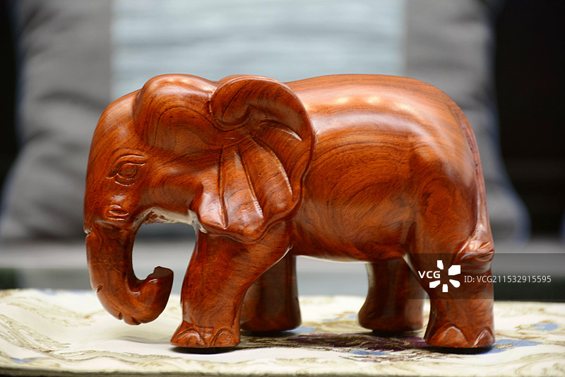 桌上大象雕像的特写镜头图片素材