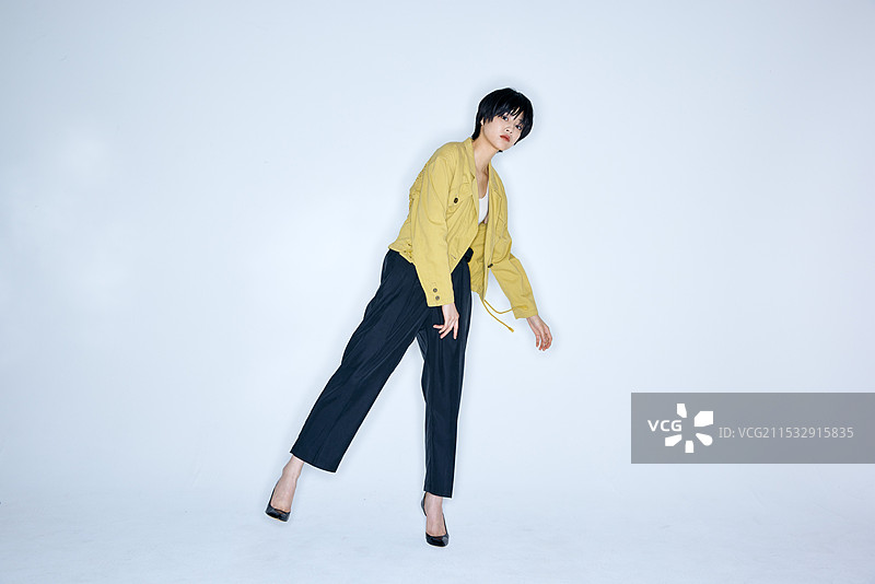 穿着黄色衬衫和黑色裤子的日本女性图片素材