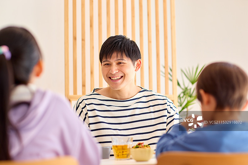 日本家庭在厨房团聚图片素材