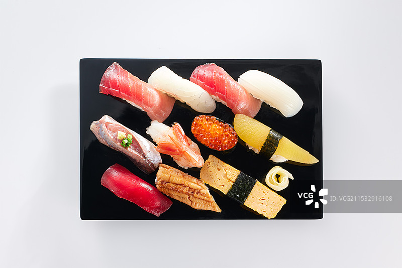 盘子上的各种寿司图片素材