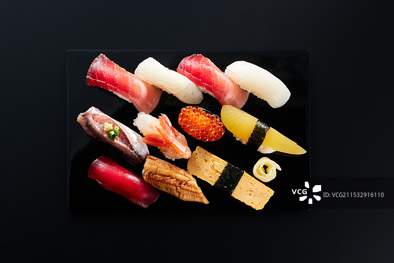 盘子上的各种寿司图片素材