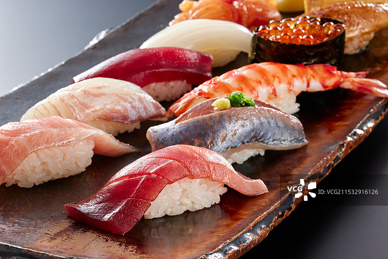 盘子上的各种寿司图片素材