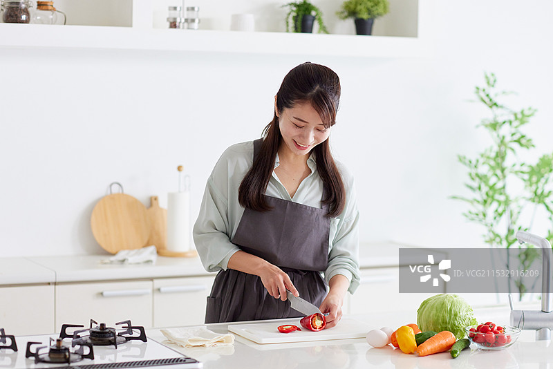 日本女性在厨房做饭图片素材