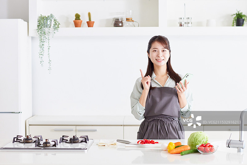 日本女性在厨房做饭图片素材