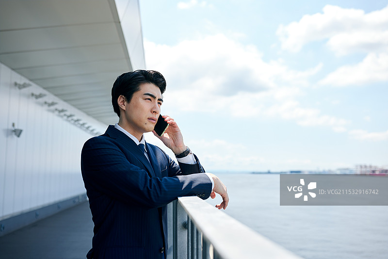 年轻的日本商人在户外工作图片素材