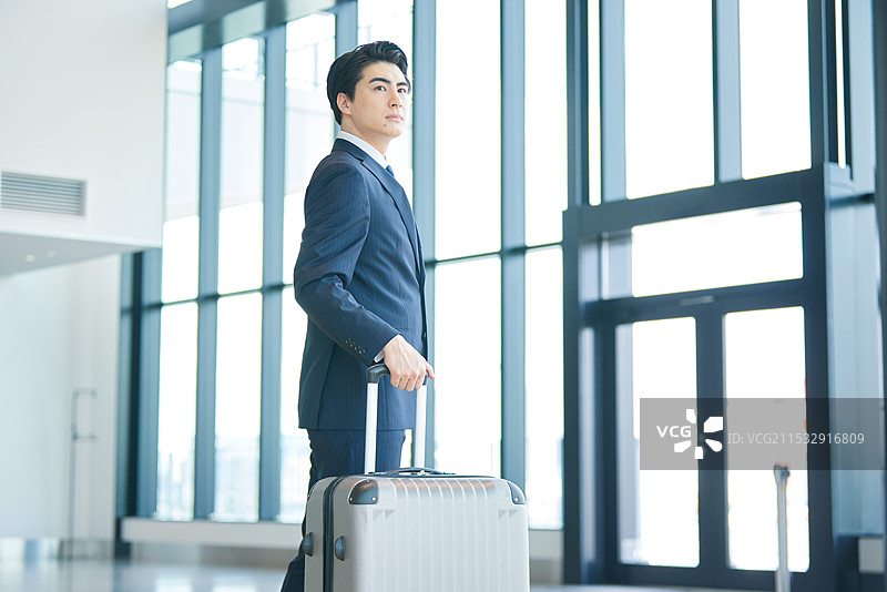 年轻的日本商人在机场图片素材