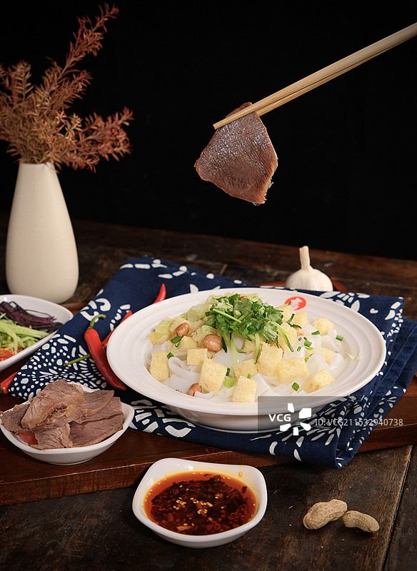 西安凉皮 牛肉套餐特写图片素材