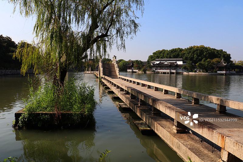 翠岛柳桥映长廊图片素材