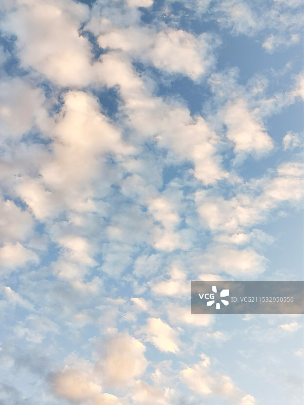 天空中云的低角度视图图片素材