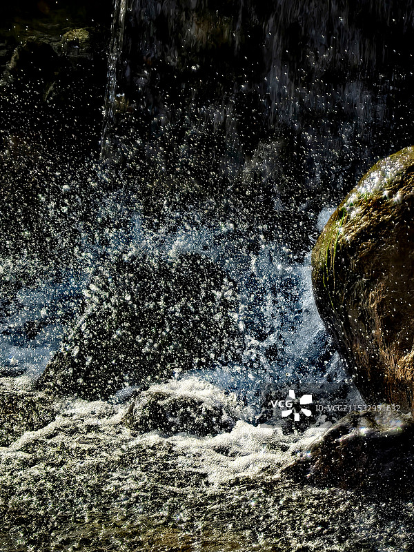 水流过岩石的特写镜头图片素材