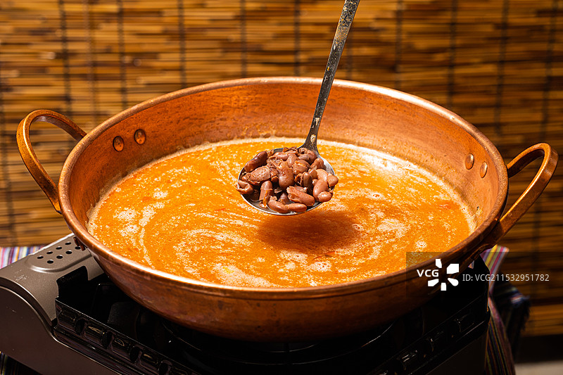 凯里酸汤毛辣果发酵火锅锅底贵州火锅开胃酸汤西红柿汤图片素材