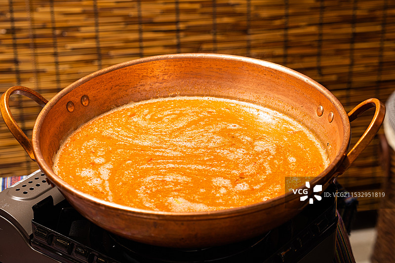 凯里酸汤毛辣果发酵火锅锅底贵州火锅开胃酸汤西红柿汤图片素材