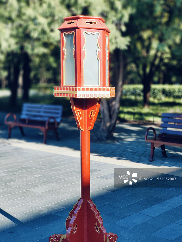 公园里的空椅子路灯图片素材