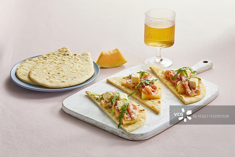 蒜香芝士火腿馕饼图片素材