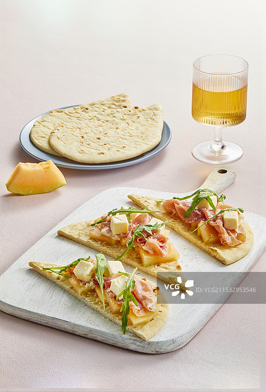 蒜香芝士火腿馕饼图片素材