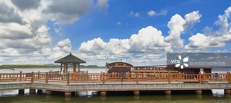 蓝天白云下的五大连池图片素材