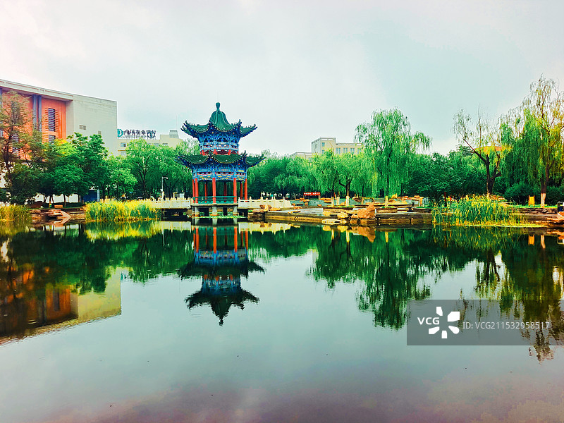 广场湖心亭的春天图片素材