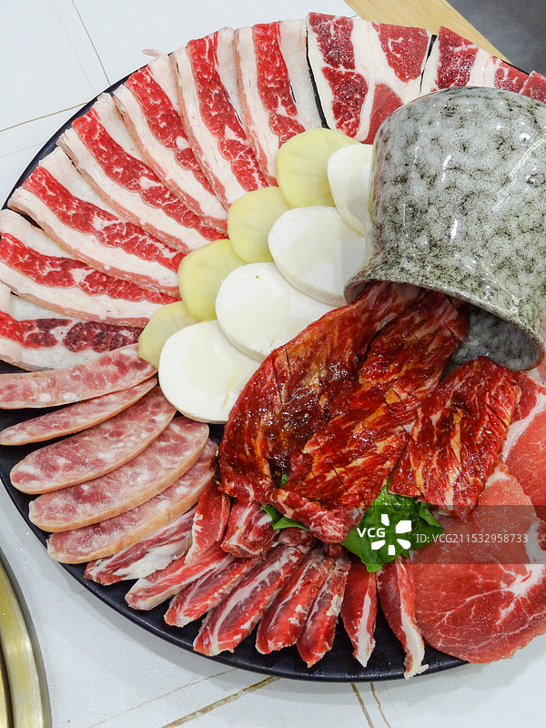 韩国特色料理韩式烤肉俯拍特写图片素材