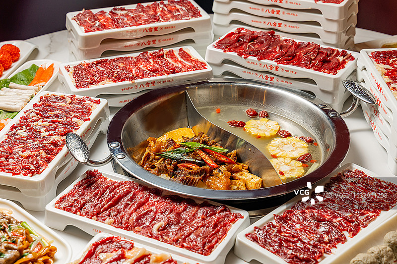 黄牛牛潮汕牛肉火锅鲜牛火锅牛肉现切图片素材