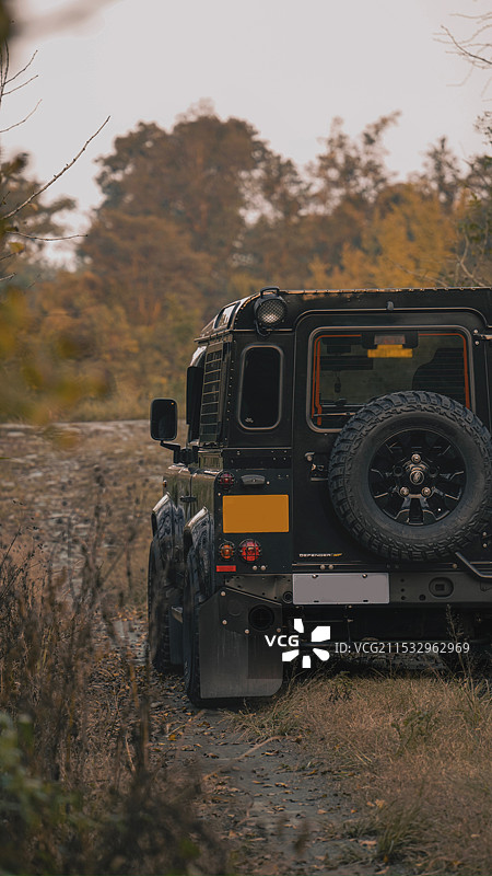 陆地上车辆的高角度视图图片素材