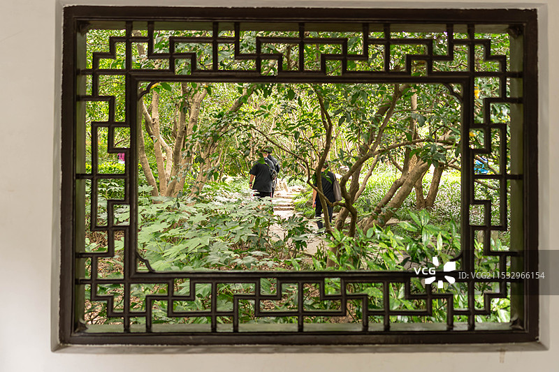 透过窗户看到的人图片素材