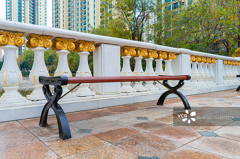 中国私家花园拍摄主题，露台花园里平坦的大理石砖地板和欧式复古风格公园长椅，户外白昼无人图像摄影图片素材