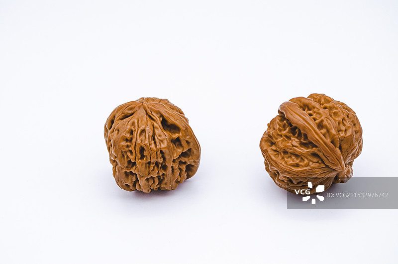 中国文玩拍摄主题，一对盘红的麦穗虎头苹果园白狮子狮子头文玩核桃铁核桃麻核桃，室内无人影棚拍摄图像摄影图片素材