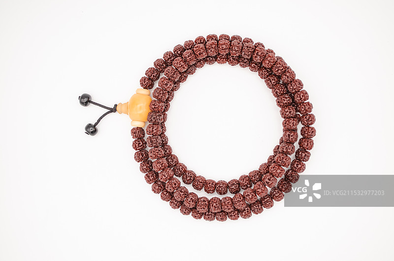 中国文玩拍摄主题，黄色褐色尼泊尔印度尼西亚大金刚小金刚文玩脖挂手持手串，室内无人影棚拍摄图像摄影图片素材