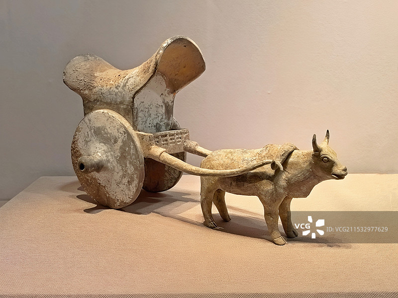 灰陶彩绘牛拉车图片素材