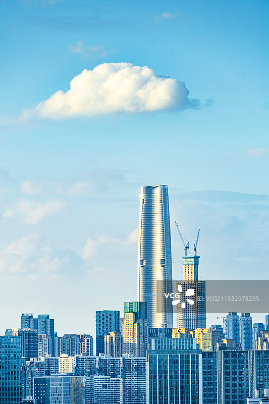武汉绿地中心城市天际线蓝天白云现代建筑城市全景图片素材