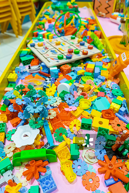 中国儿童手工游戏拍摄主题，高视角俯拍一堆多色的塑料积木，室内无人图像摄影图片素材