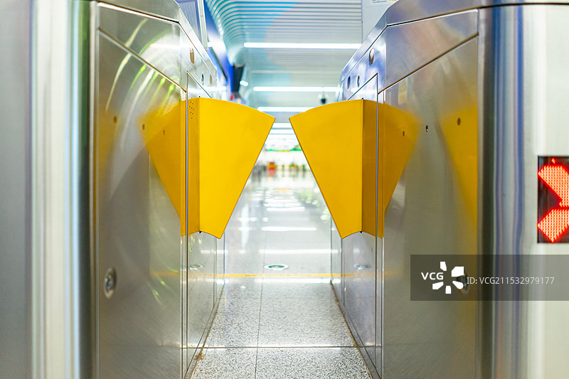 中国城市交通拍摄主题，国内火车交通公共设施，地铁站里的闸机刷票检票机器，室内无人图像摄影图片素材