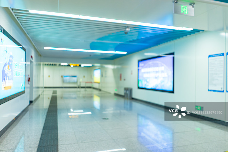 中国城市道路交通拍摄主题，地铁站延伸的隧道和明亮的环境，室内无人图像摄影图片素材