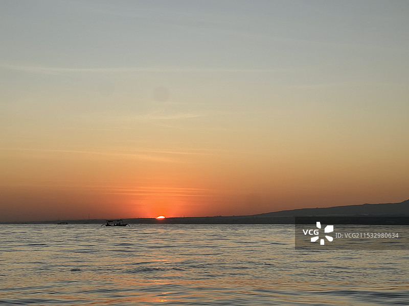 印度尼西亚巴厘岛罗威纳海滩的夕阳与日出景色图片素材
