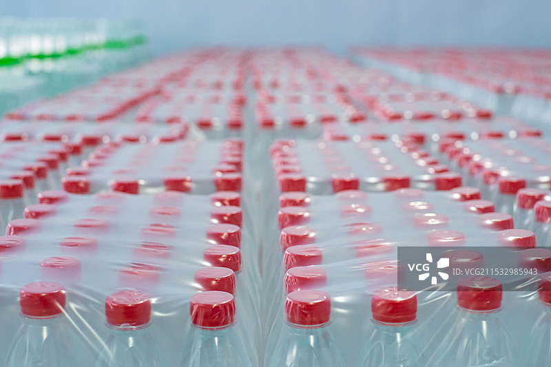 中国货运设备用品拍摄主题，车间仓库里大量物体矿泉水纯净水商品，户外白昼无人图像摄影图片素材