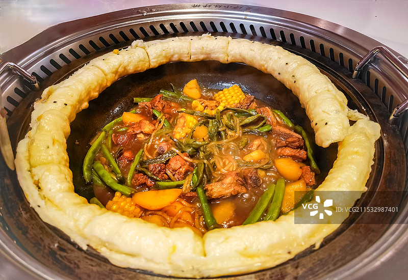 东北排骨豆角铁锅烀饼图片素材