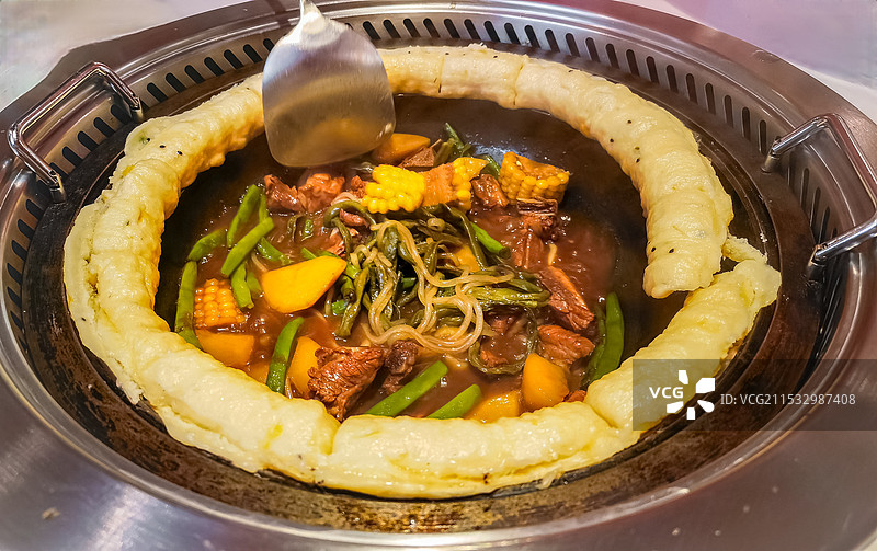 东北排骨豆角铁锅烀饼图片素材