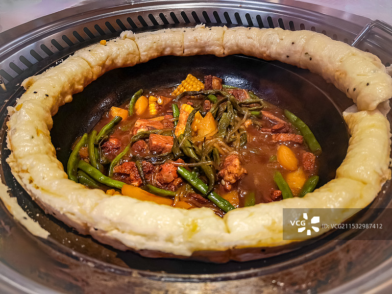 东北排骨豆角铁锅烀饼图片素材