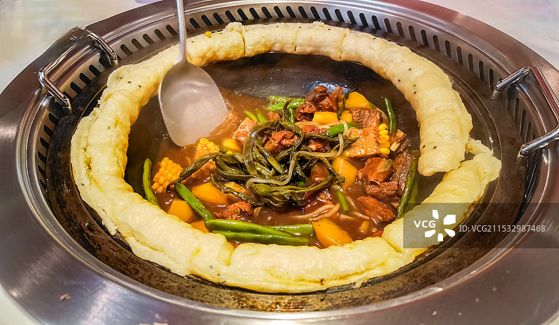 东北排骨豆角铁锅烀饼图片素材