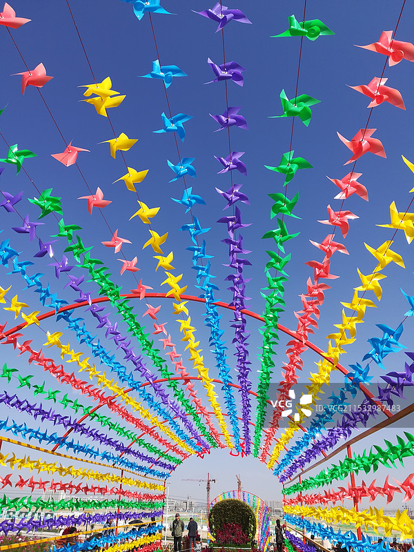 彩色风车廊道图片素材