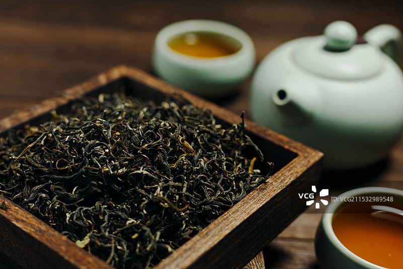 茶叶 茶具 传统中饮 木桌面背景 静物特写图片素材
