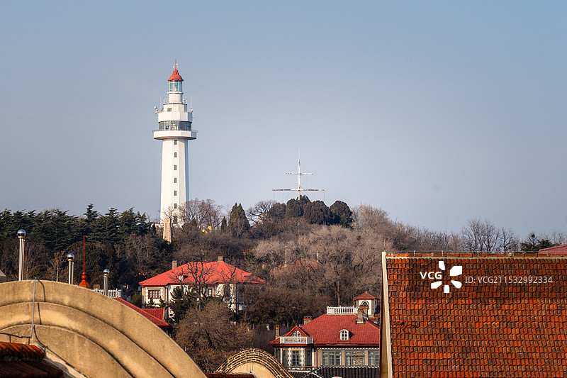 山东省烟台市芝罘区烟台山灯塔远眺图片素材