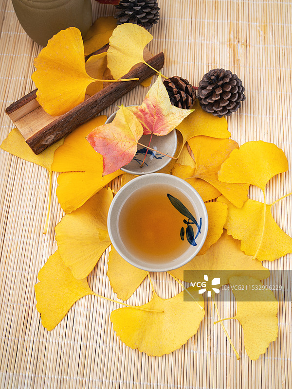 茶杯与枫叶特写图片素材