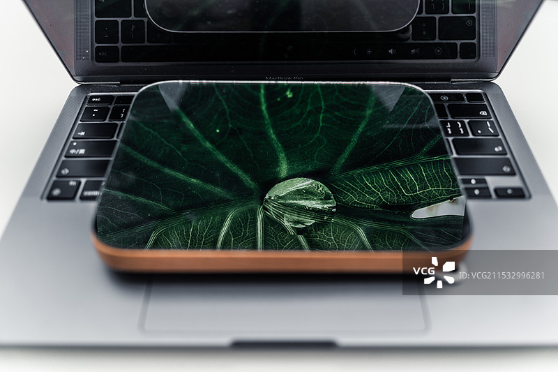 键盘上镜子里的风景图片素材